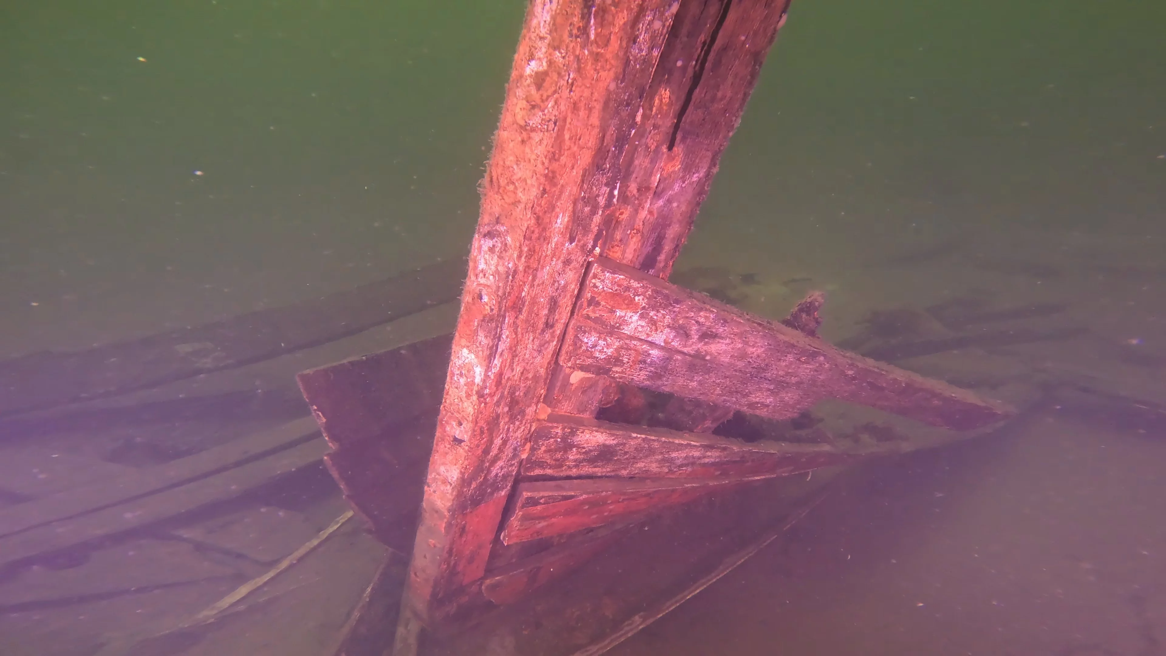 28' Collapsed Wooden Boat Wreck (LU069), Lake Union, Seattle, WA — photo 13 of 29