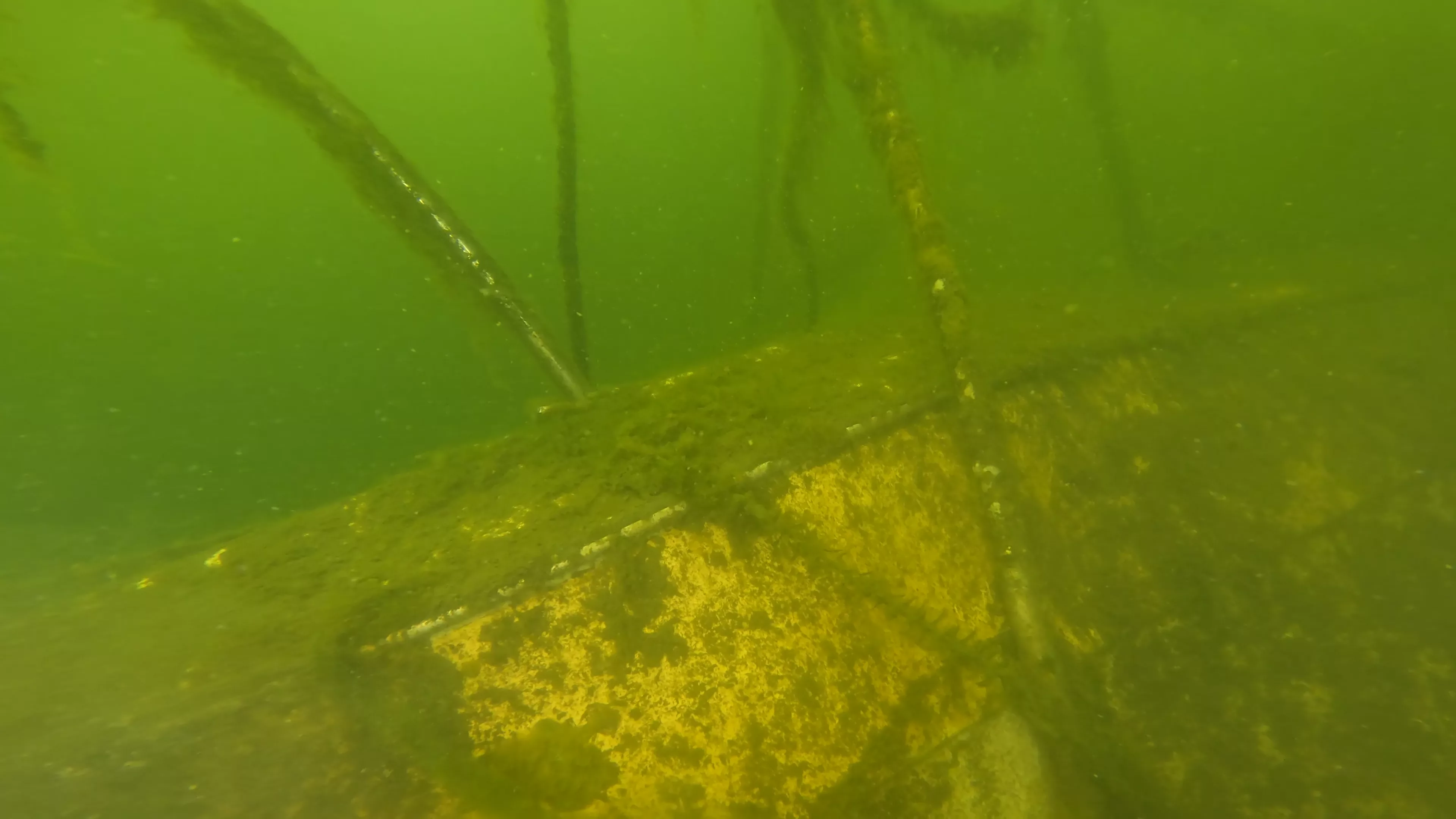 Fiberglass Cruiser Wreck (LU100), Ballard Ship Canal, Seattle, WA — photo 5 of 7